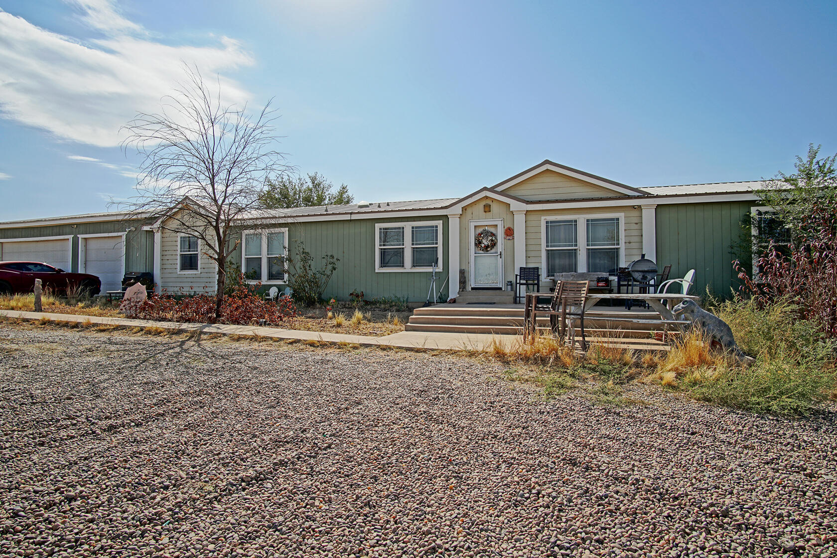 570 MEADOWLAKE Road - Main Image