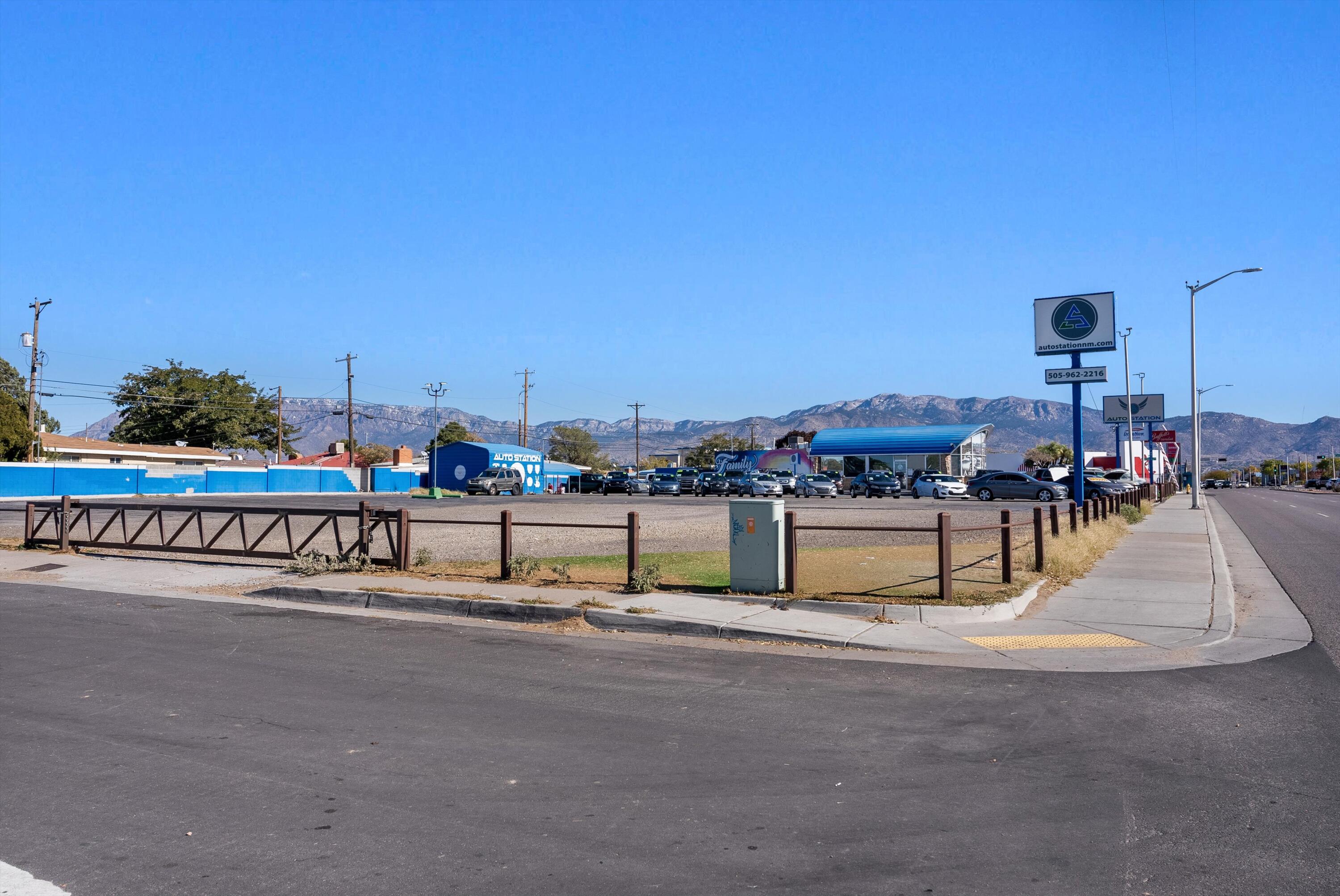 6901 Lomas Boulevard NE - Main Image
