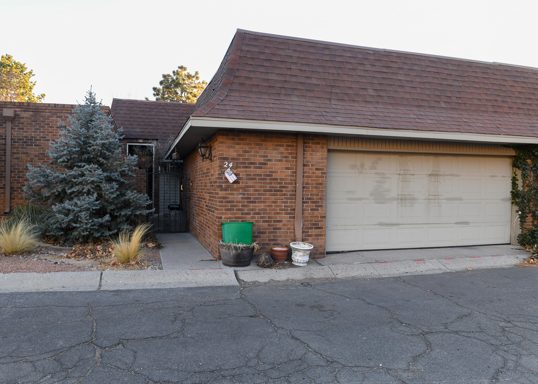24 LAKESHORE Drive NE - Main Image