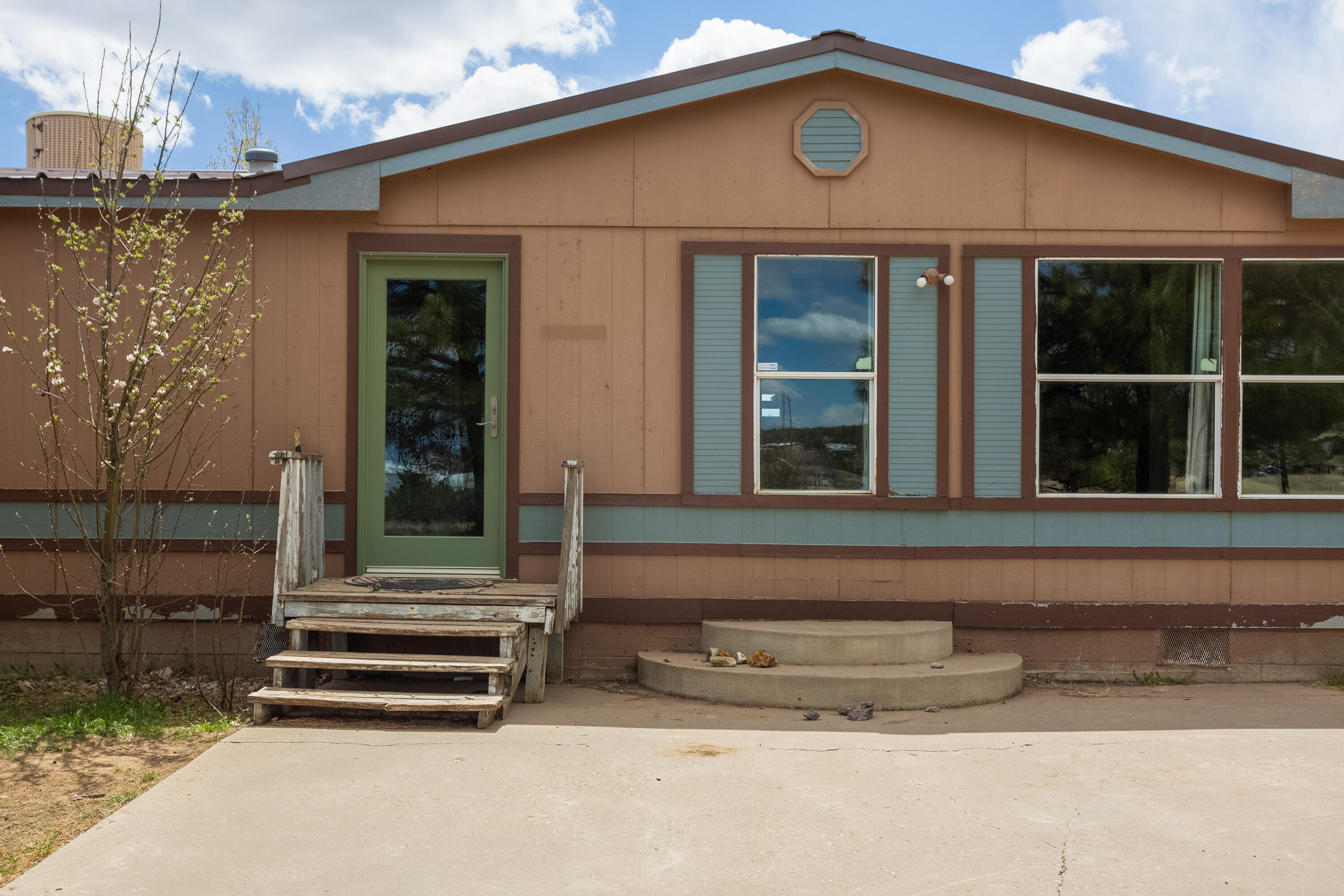 168 SKYLINE Drive - Main Image