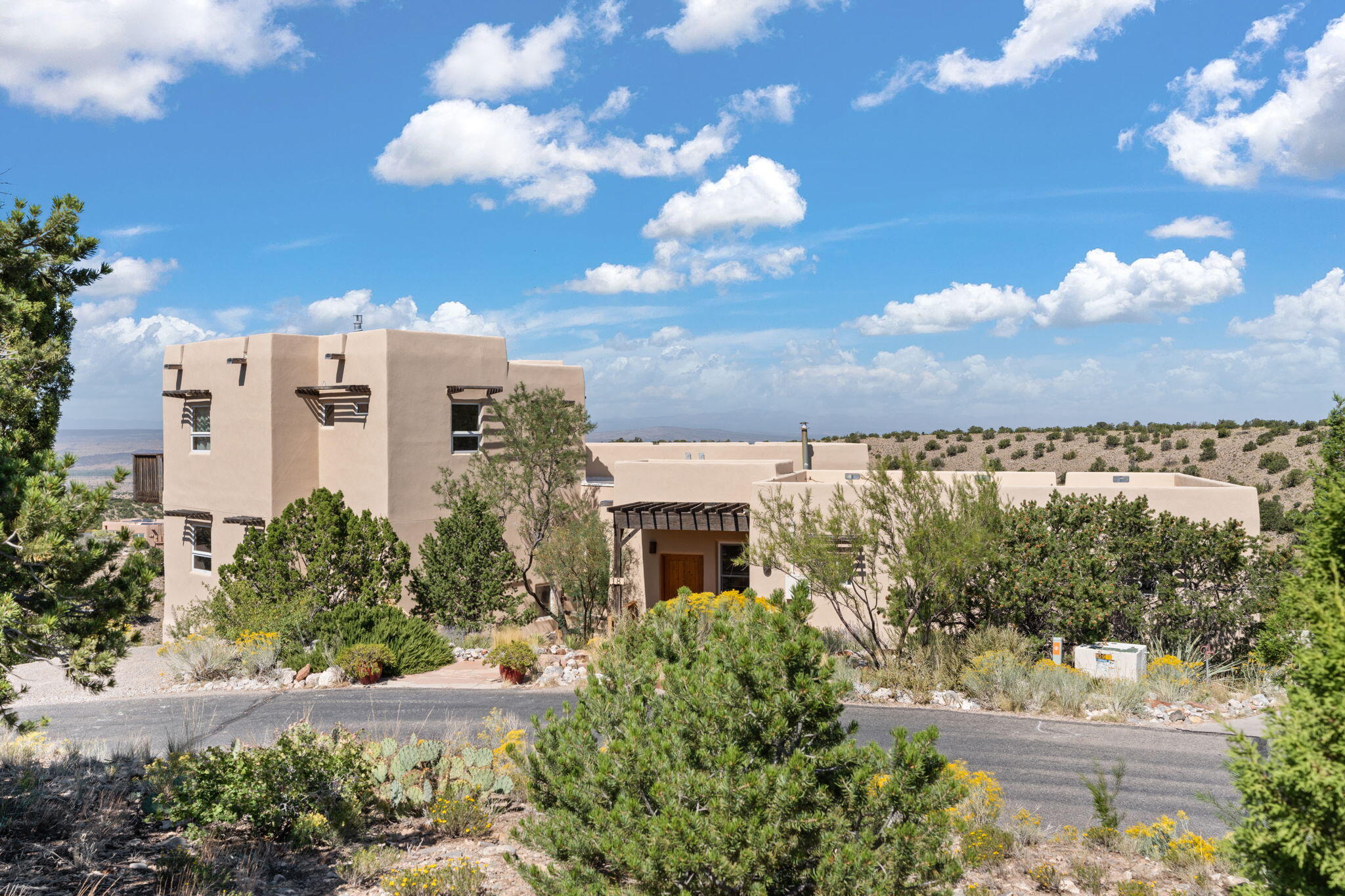 18 EVERGREEN DRIVE - Main Image
