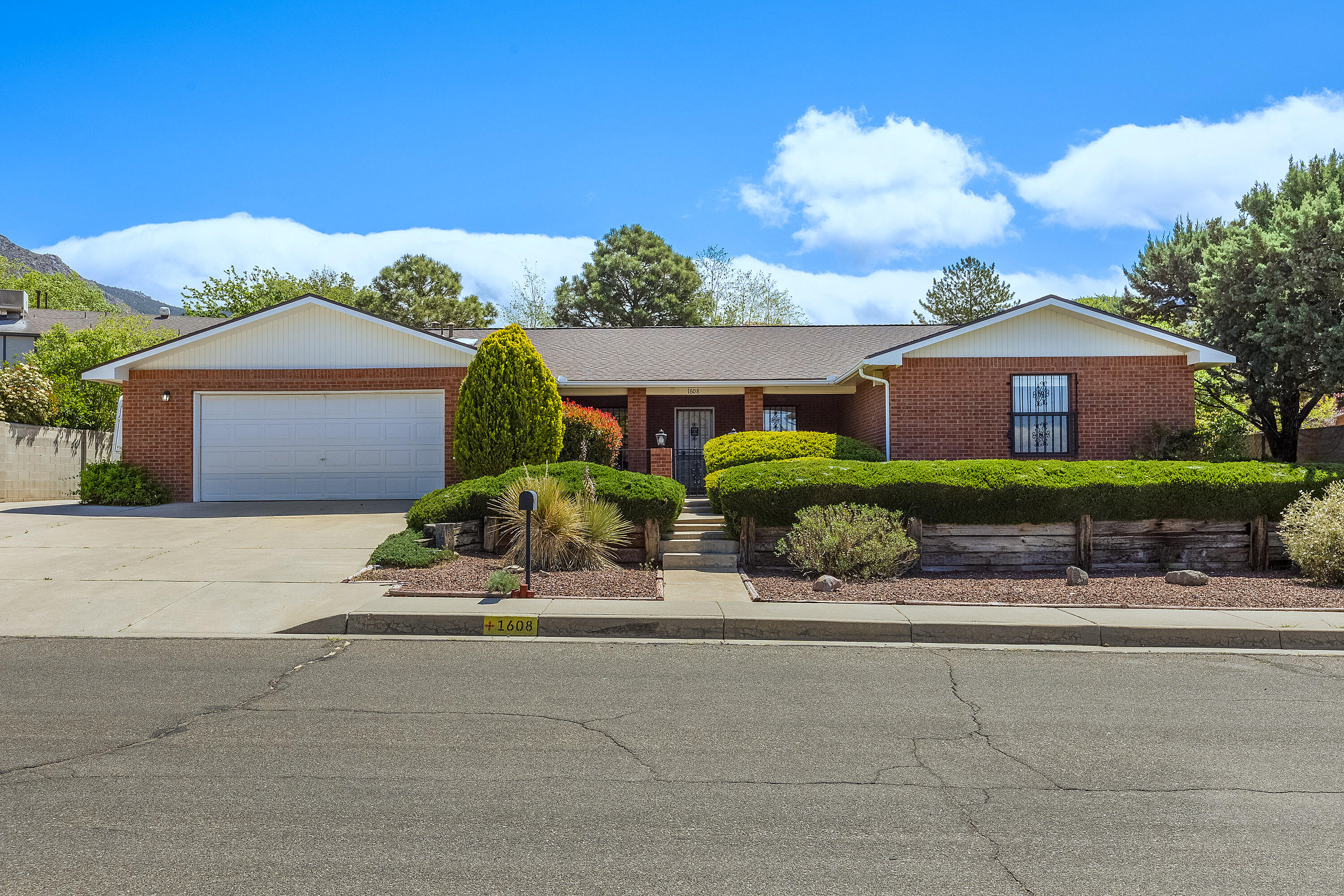 1608 VALDEZ Drive NE - Main Image