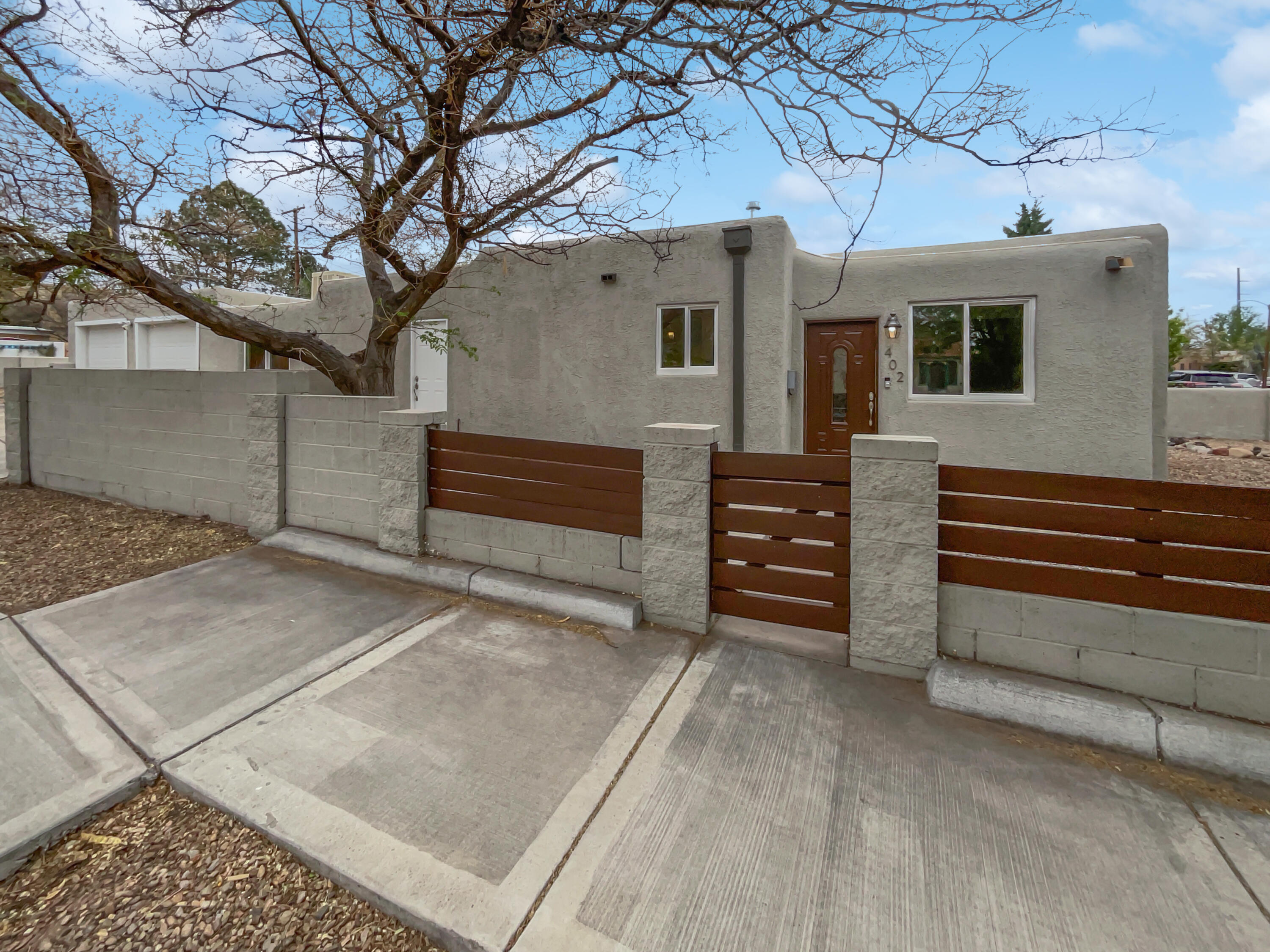 402 DARTMOUTH Drive SE - Main Image