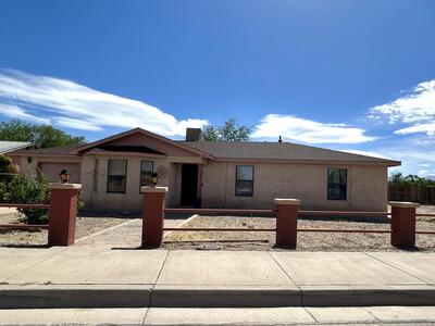 668 HELEN Circle, Los Lunas 