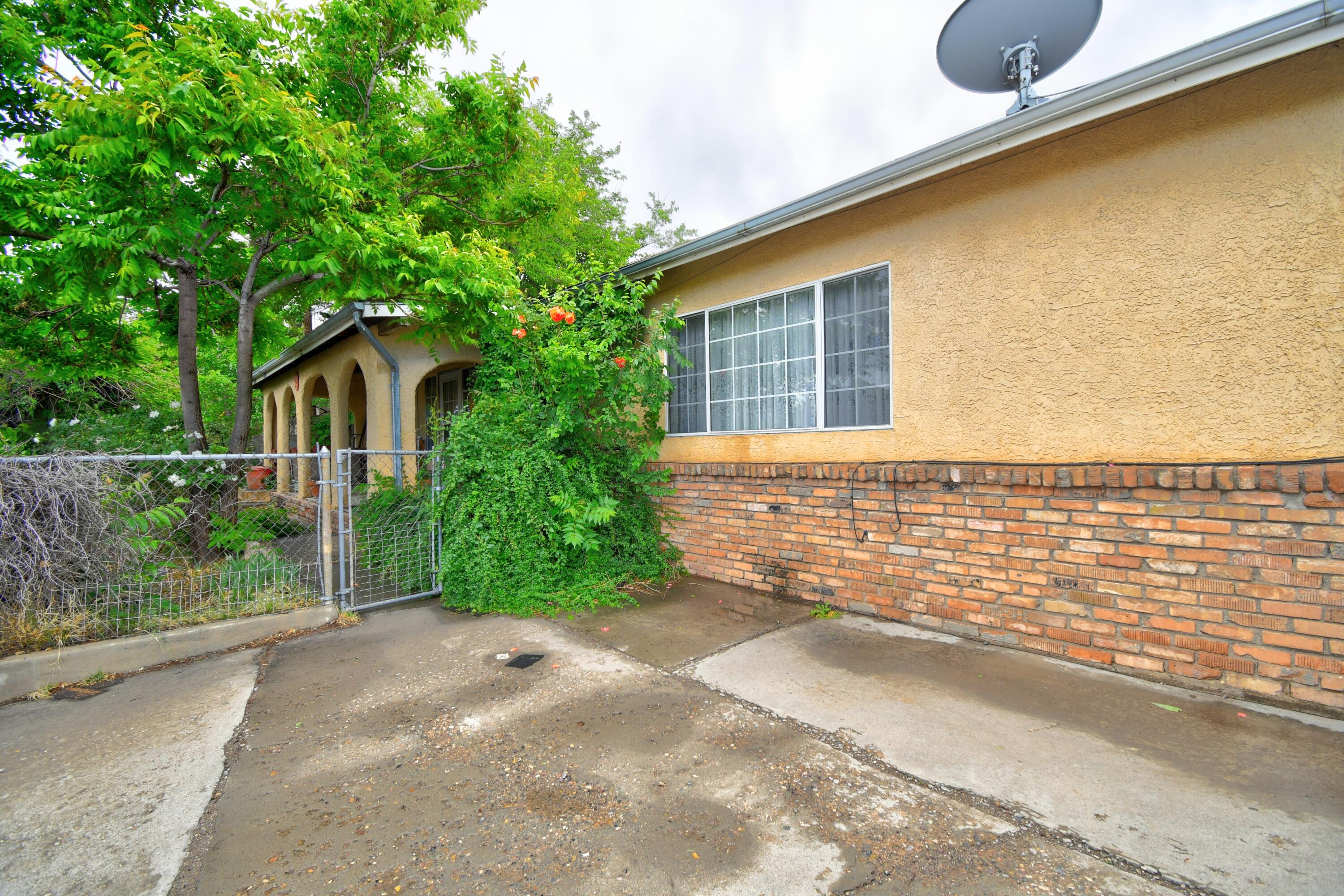 840 GRIEGOS Road NW - Main Image