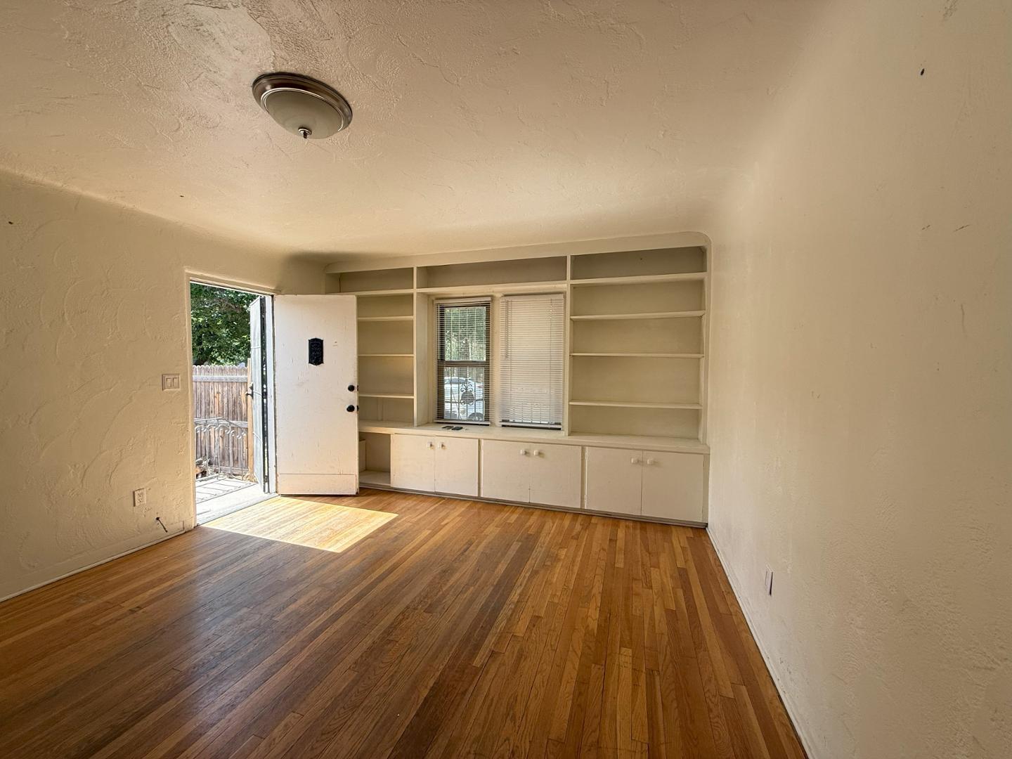 1113 Gold Avenue SW - Main Image