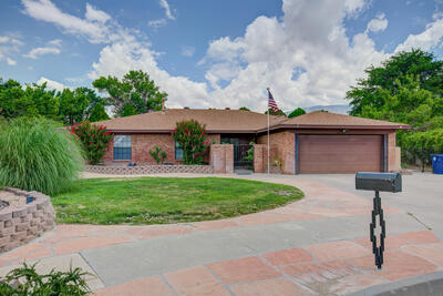 5612 CRESTA LUNA Court NE, Albuquerque
