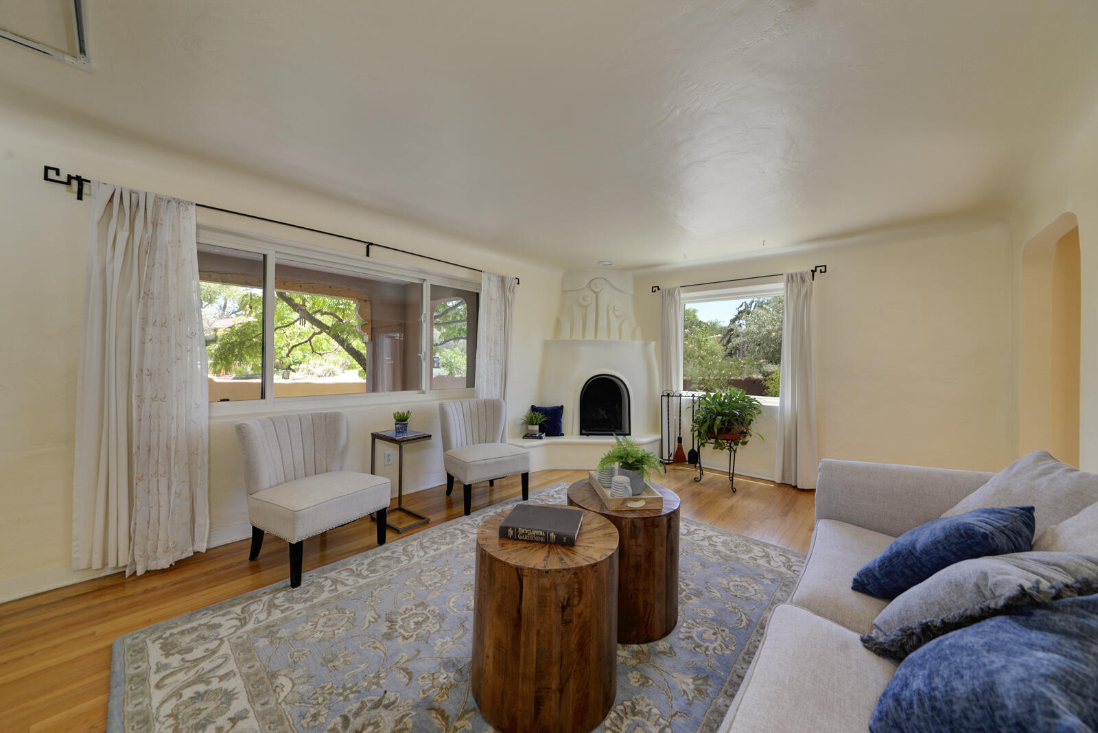 525 SOLANO Drive SE - Main Image