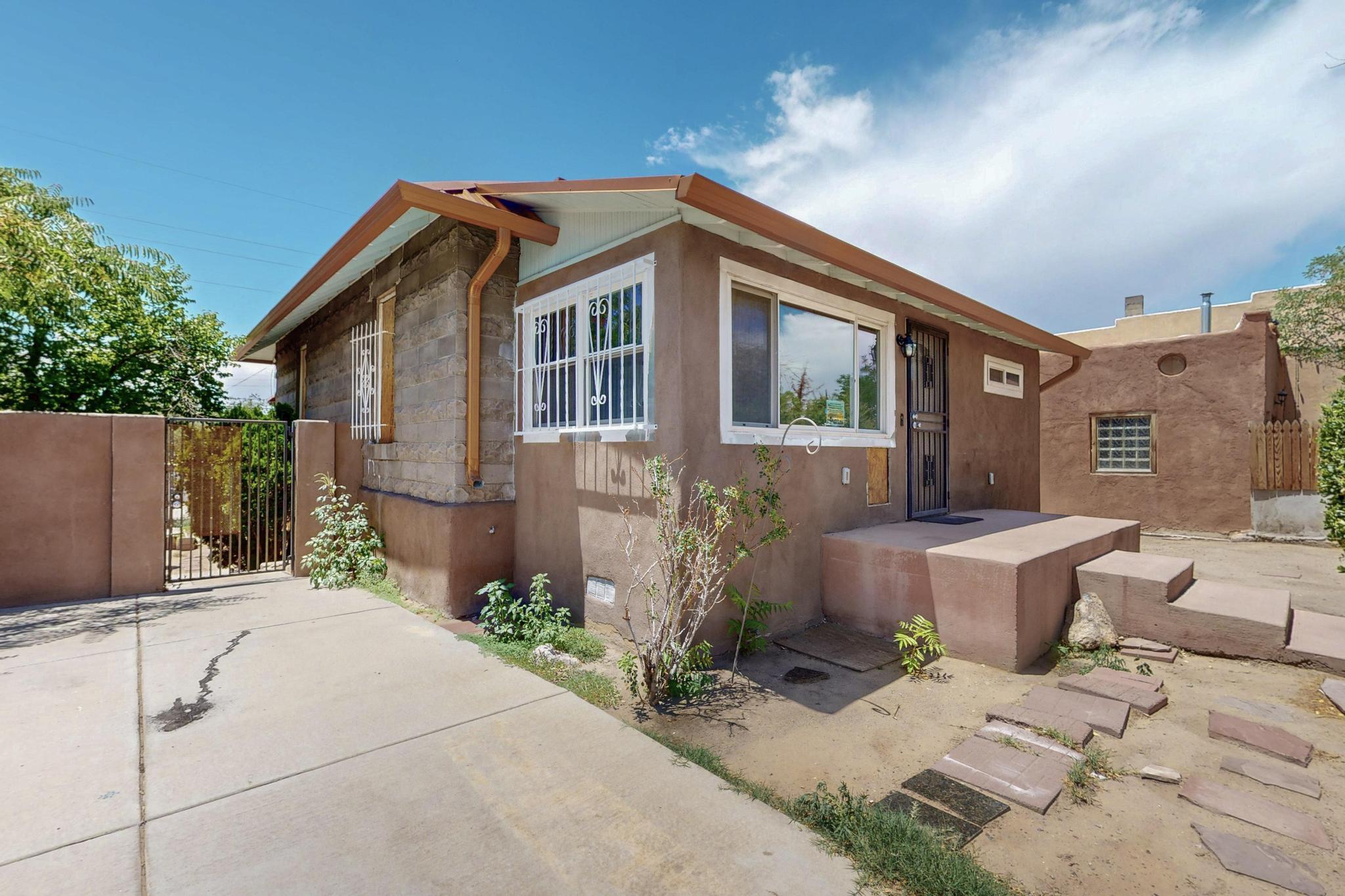 907 Edith Boulevard SE - Main Image