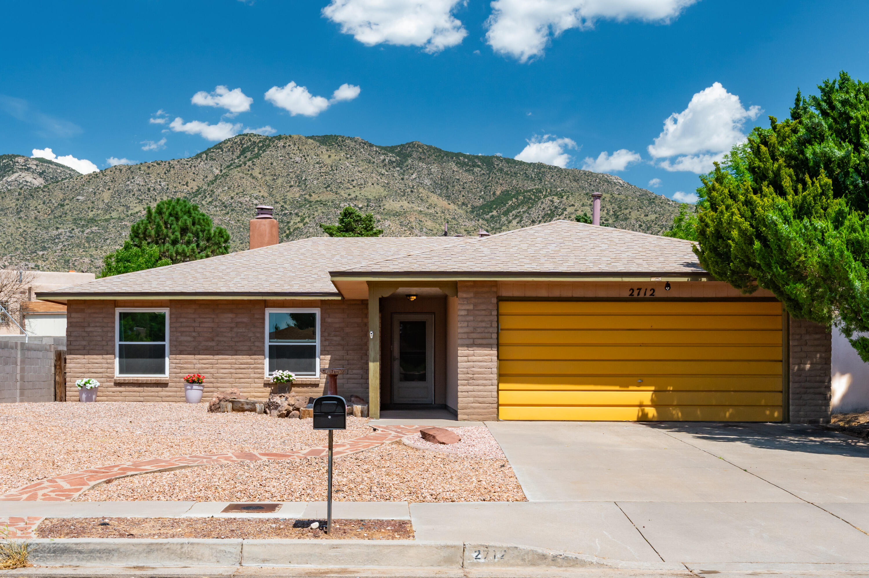 2712 LA CHARLES Drive NE - Main Image