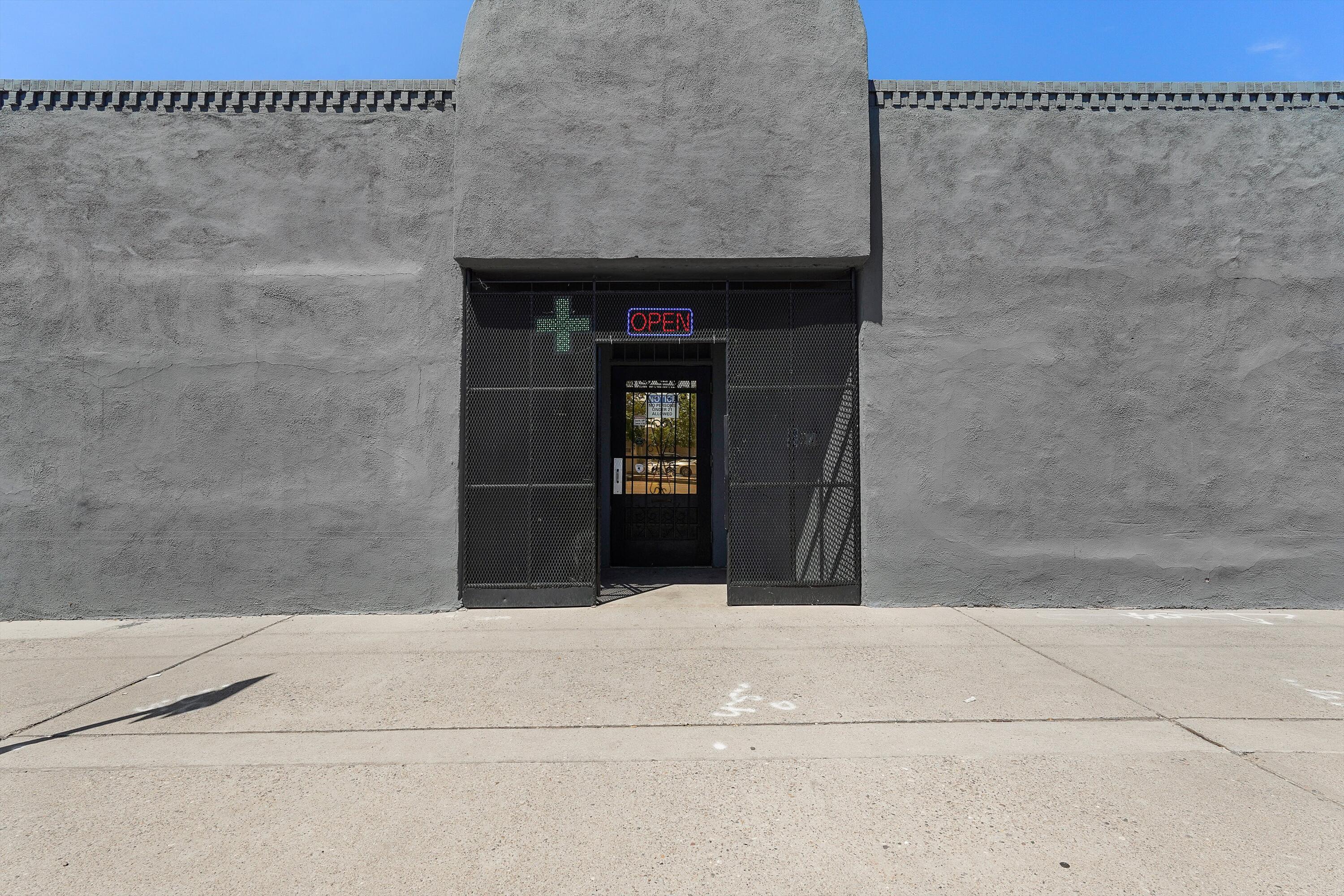 635 & 637 BROADWAY Boulevard SE - Main Image