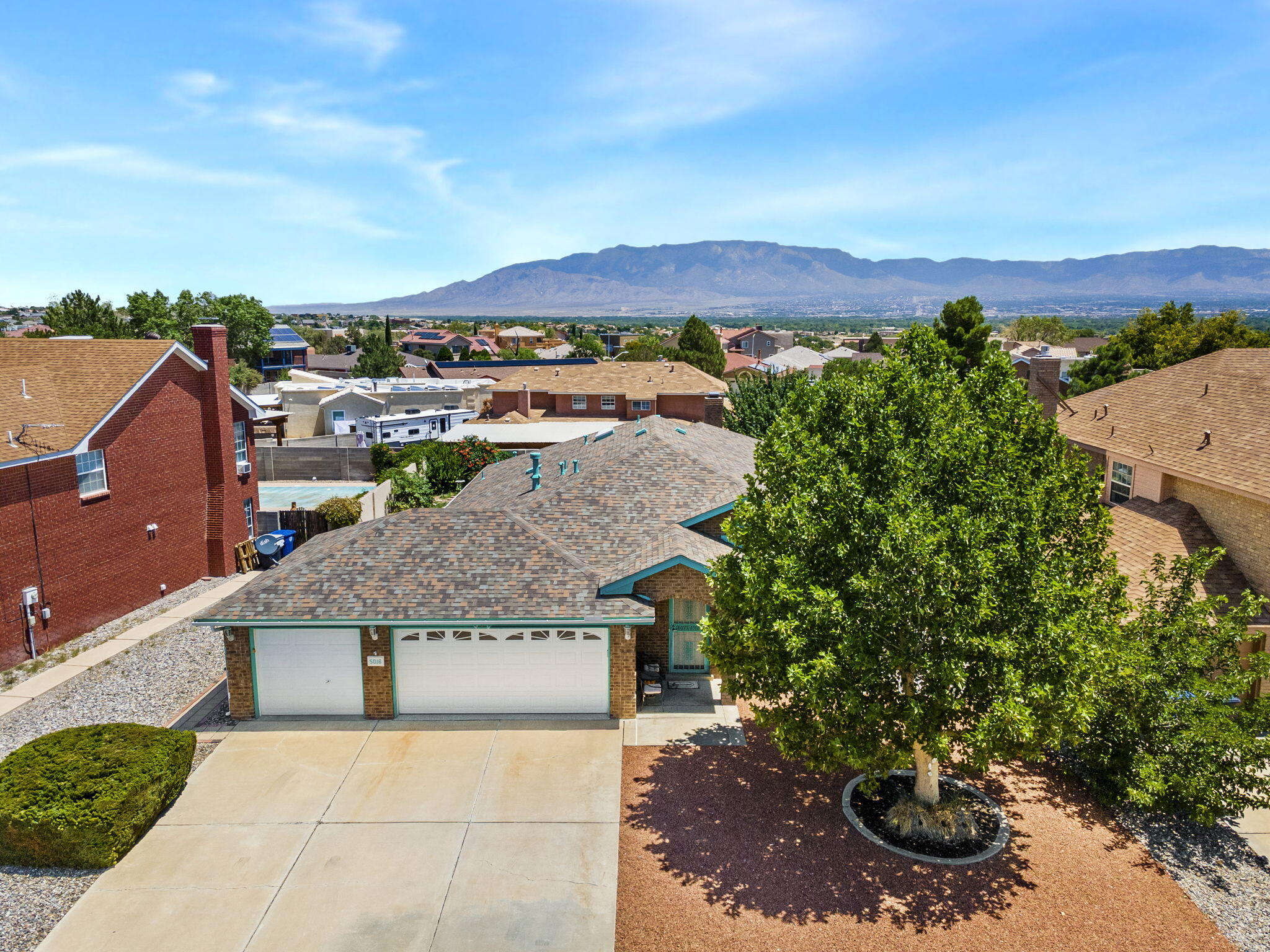 5016 SUMMERSVILLE Drive NW - Main Image