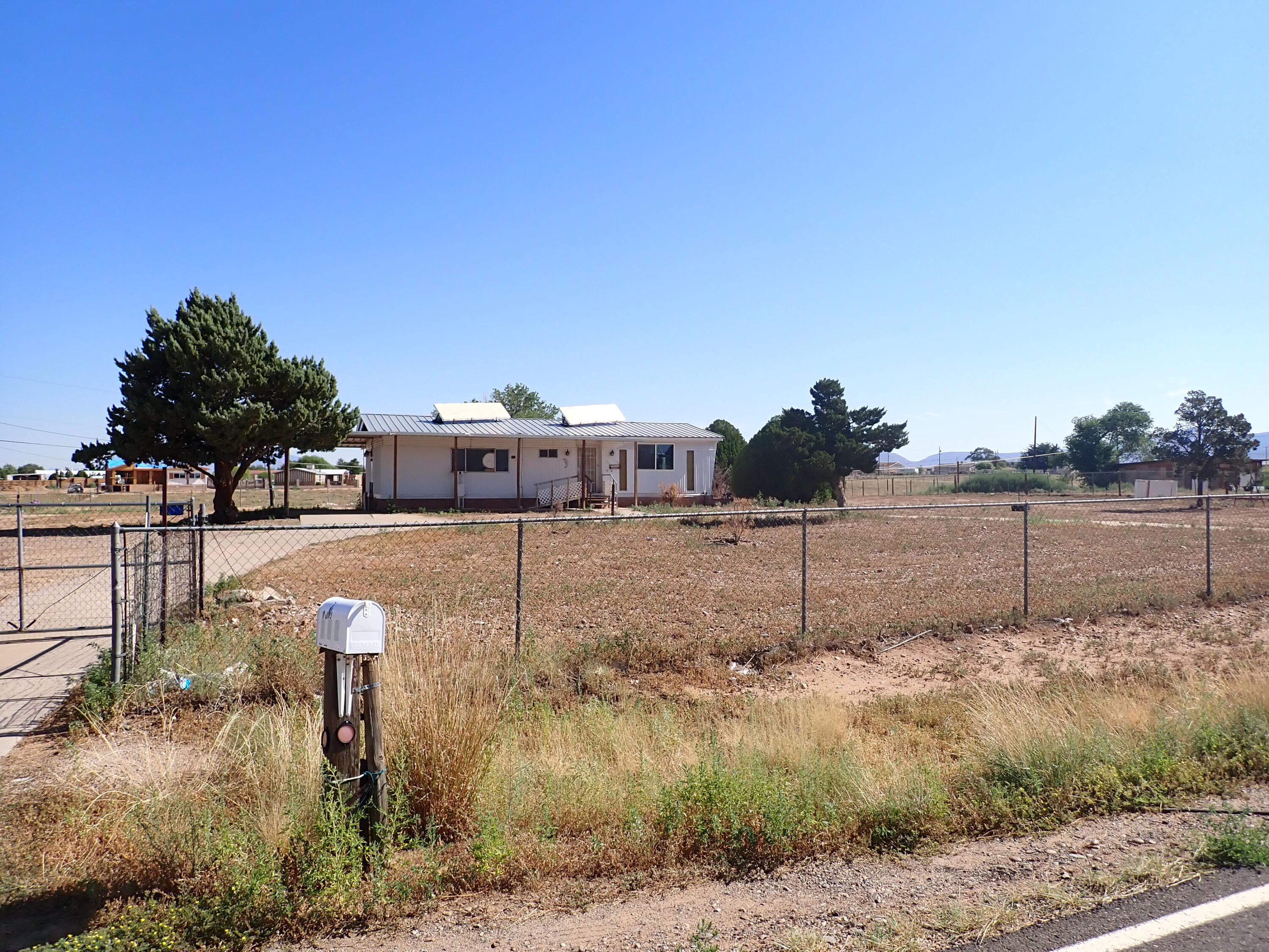 769 MEADOWLAKE Road - Main Image