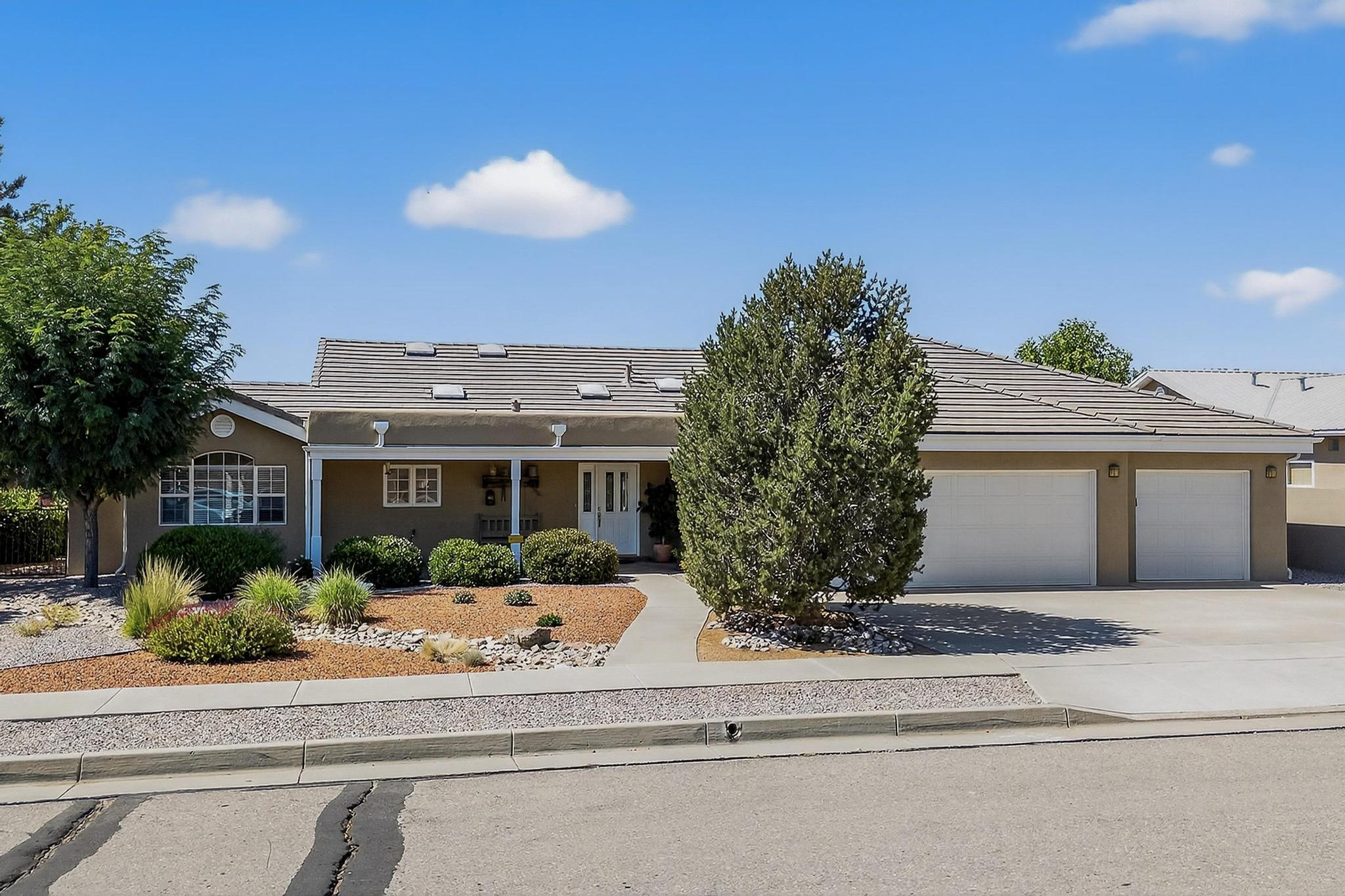 808 PASEO VERDE Road NE - Main Image