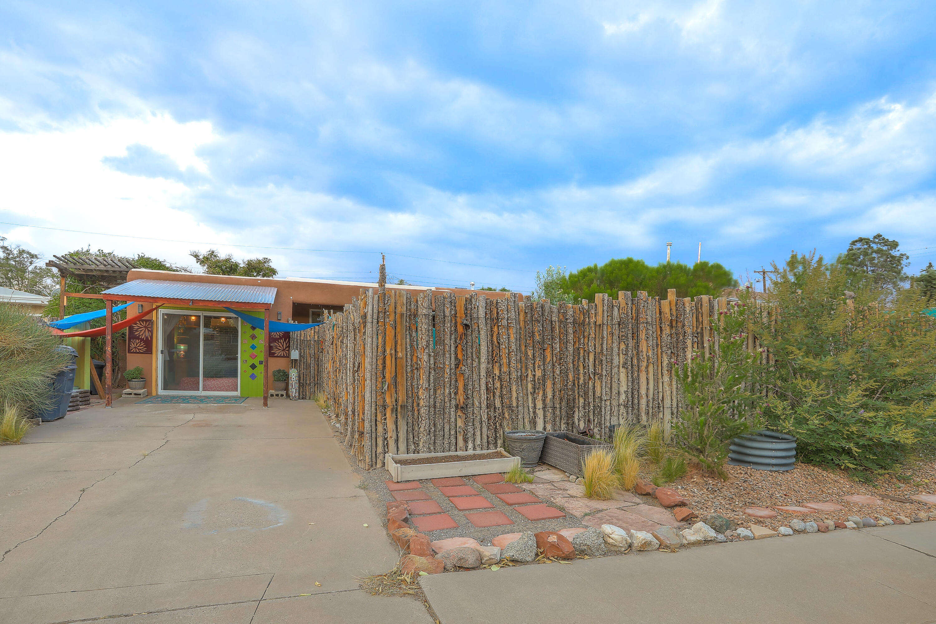 817 LAGUAYRA Drive NE - Main Image