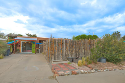 817 LAGUAYRA Drive NE, Albuquerque