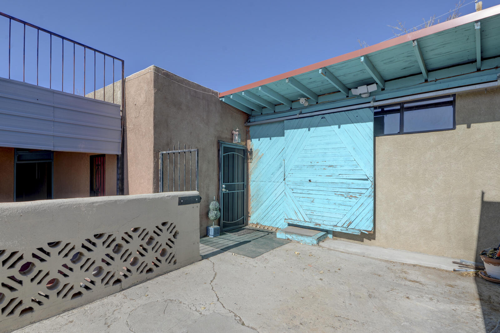 1508 EDITH Boulevard NE - Main Image