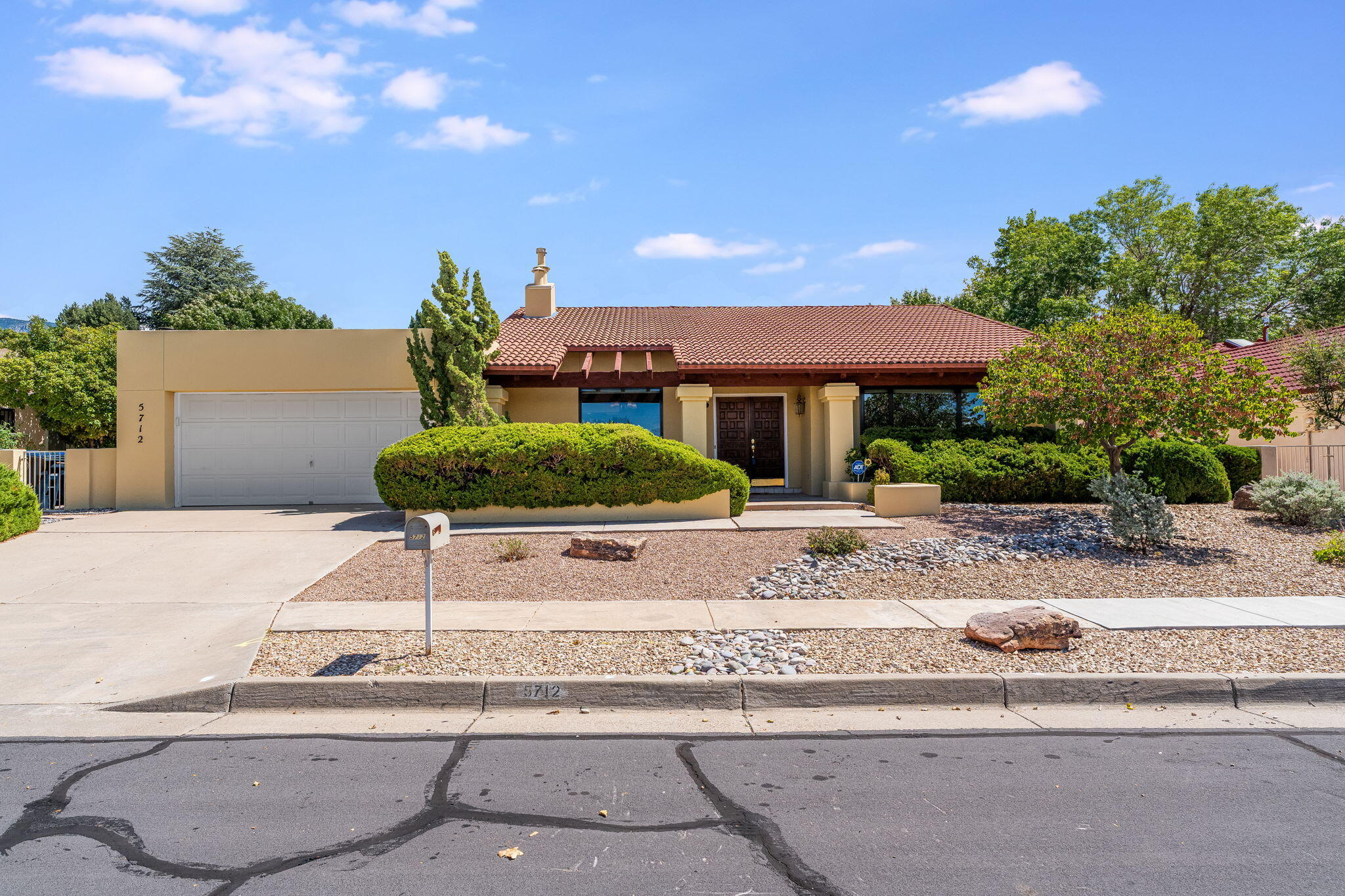 5712 PAPAYA Place NE - Main Image