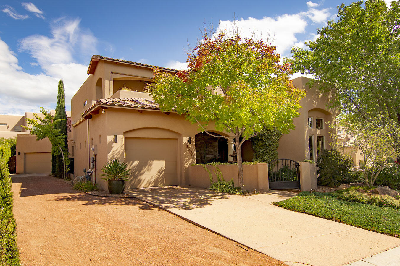 8300 VISALIA Way NE - Main Image