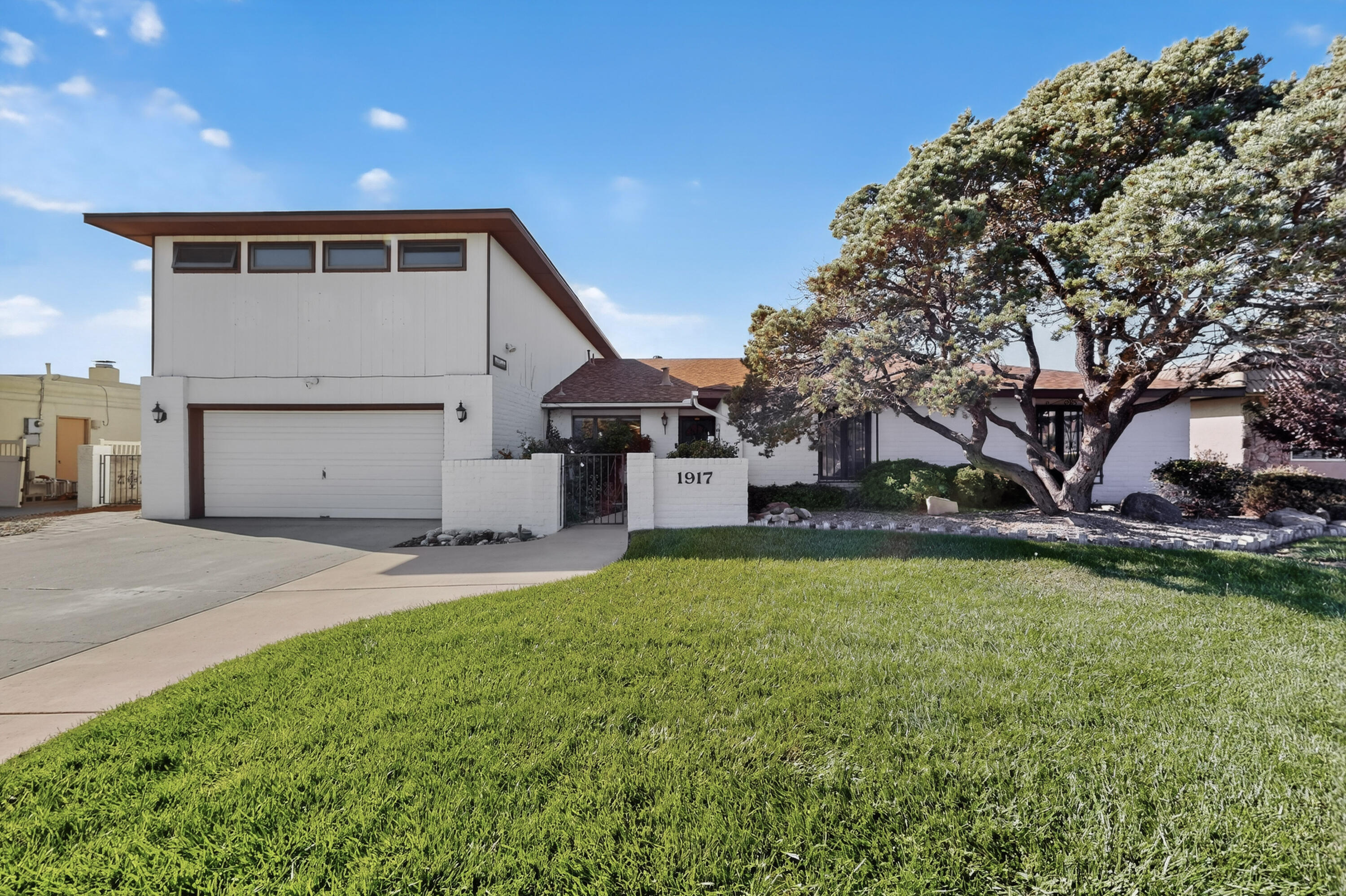 1917 MONTE LARGO Drive NE - Main Image