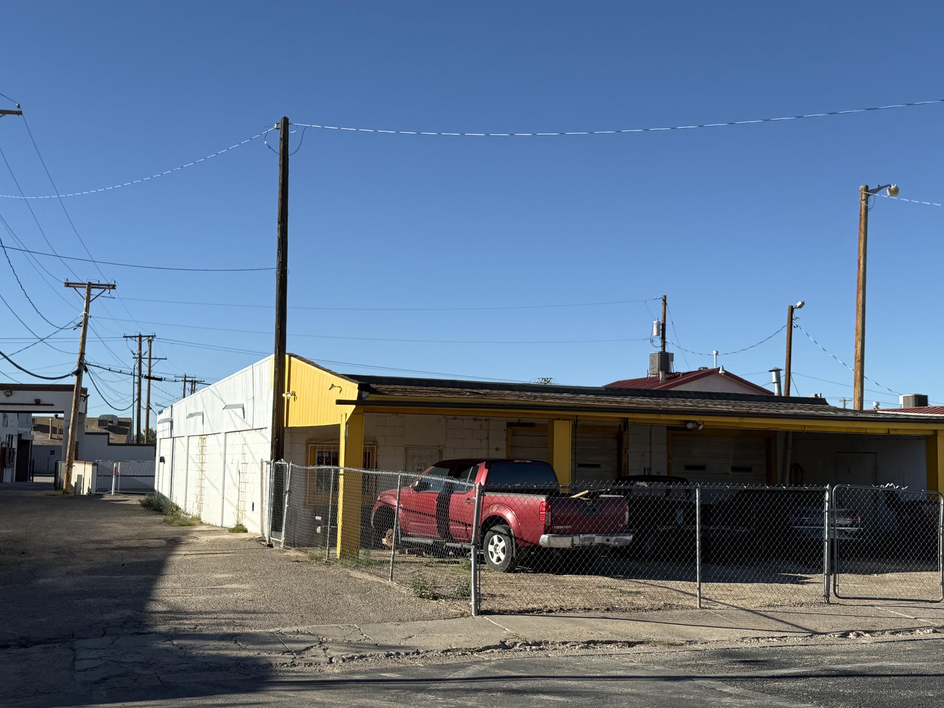 835 W CASTILLO Avenue - Main Image