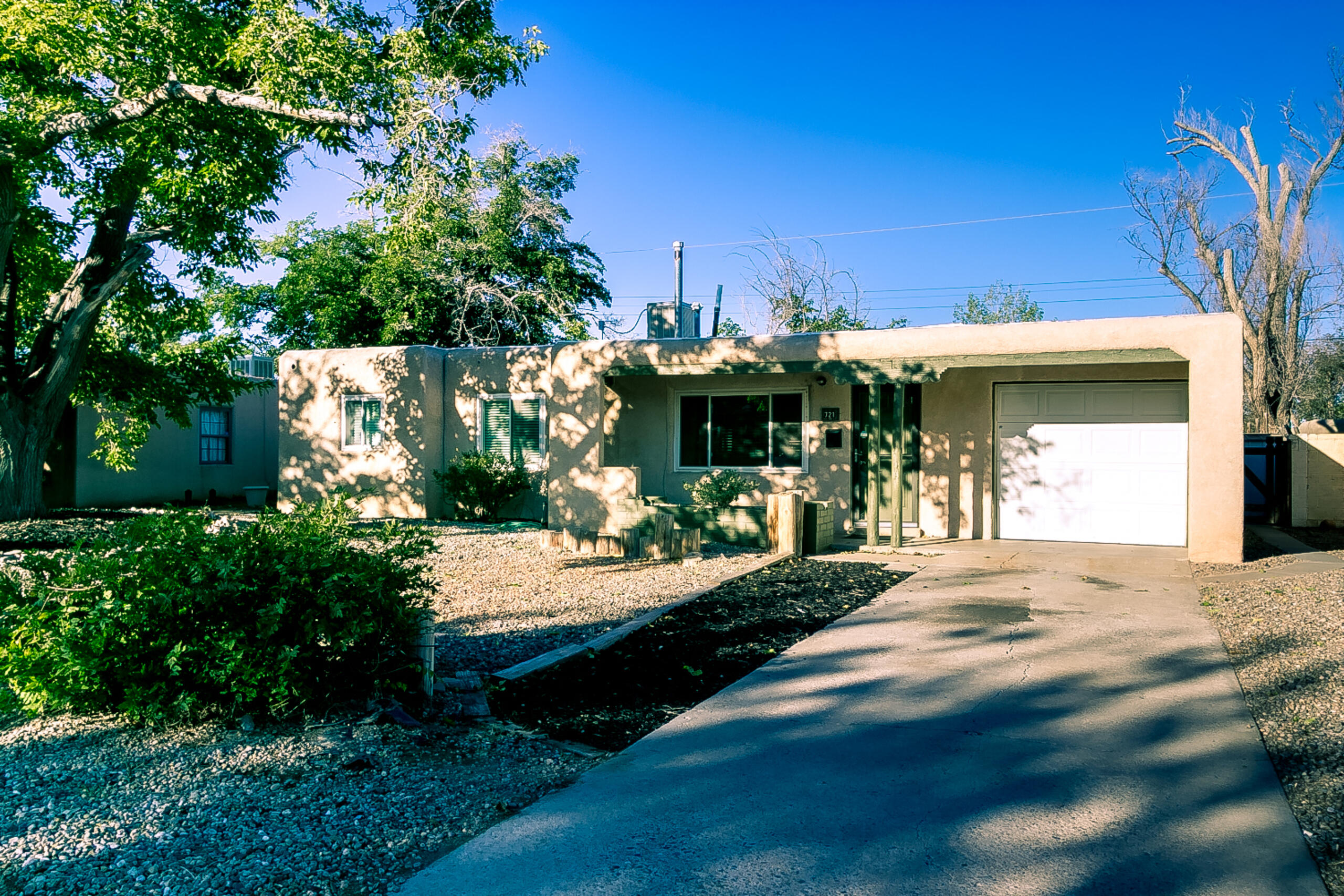 721 Palomas Drive NE - Main Image