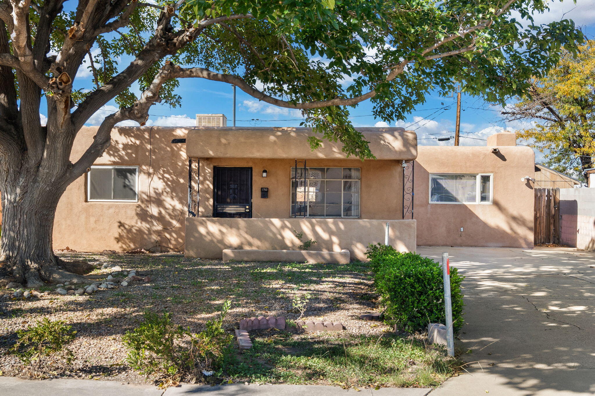 2713 Hermosa Drive NE - Main Image